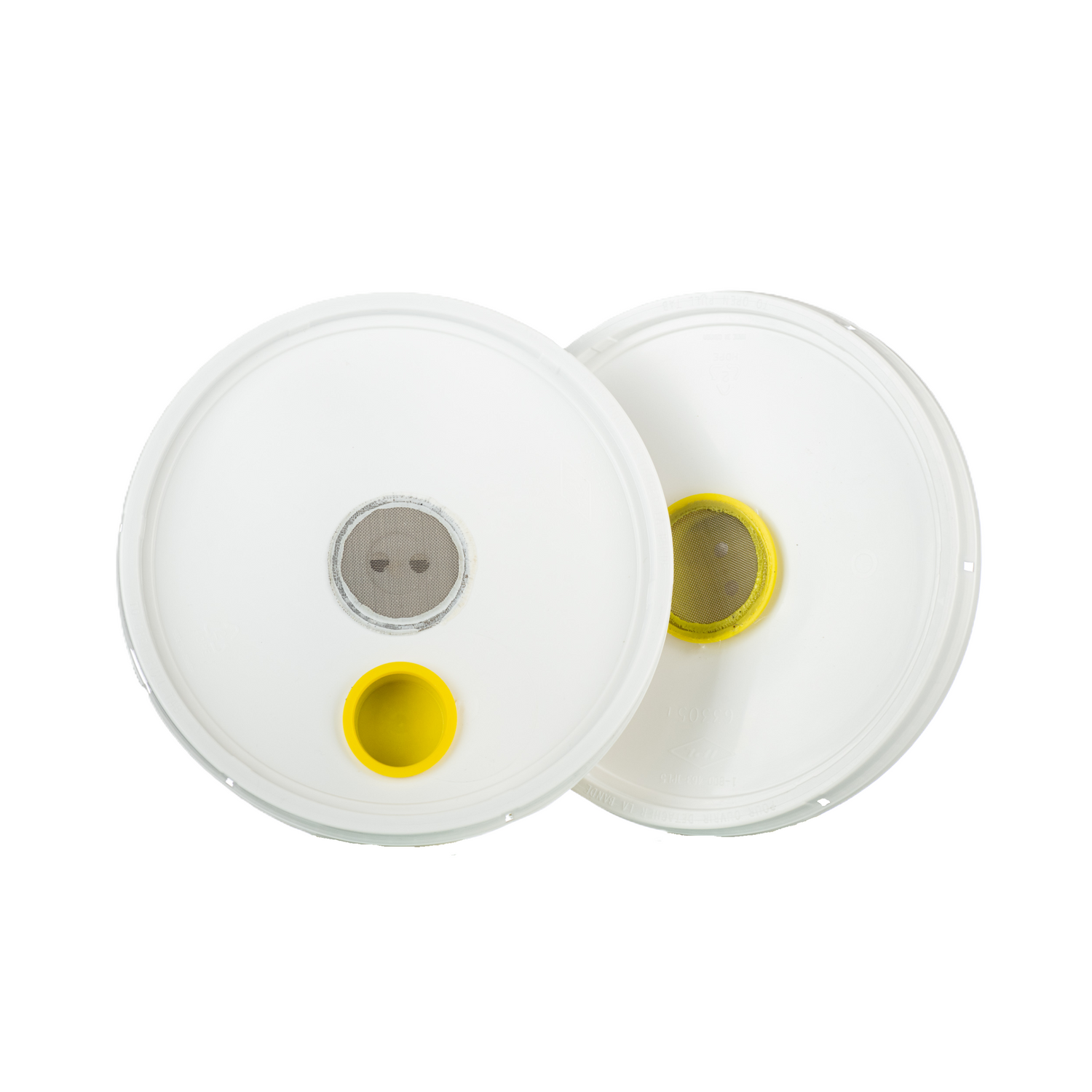Two plastic lids for a 5-kilogram feeder pail, one shown from the top and the other flipped to display the underside